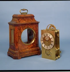 Chronomètre marin, dans un boîtier en noyer avec poignée de transport, cadran en laiton avec cercle horaire argenté et cadran des secondes, par Henry Sully, vers 1724